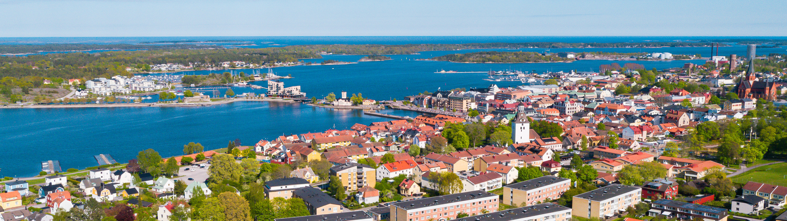 En flygbild av en liten stad vid vattnet.