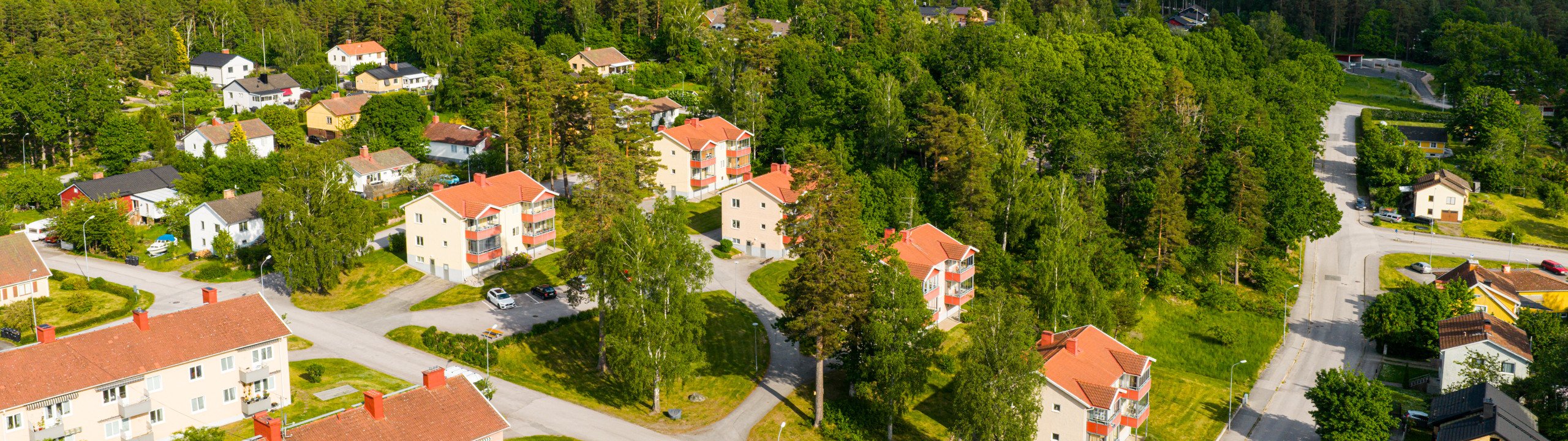 Ett fågelperspektiv av ett bostadsområde.
