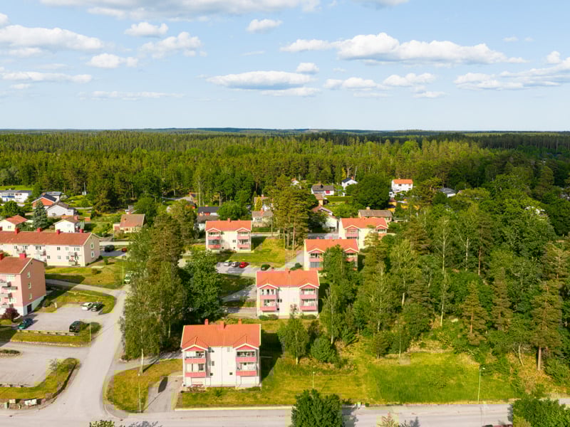 En flygbild av ett bostadsområde i skogen.
